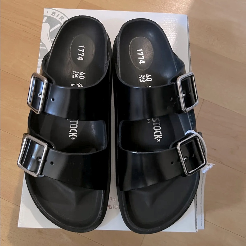 Birkenstock 1774

Arizona Shiny Leather Sandals